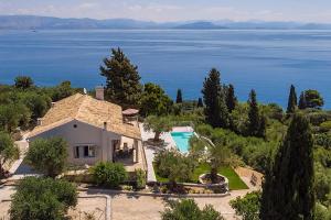 uma vista aérea de uma casa com piscina em Villa Giovannina em Perama