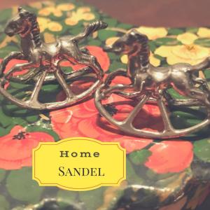 カターニアにあるSandel homeの花筍の上に乗る金属馬2頭