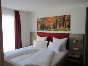 a bedroom with two beds and a painting on the wall at Appartements Kroner in Nauders