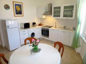 Kuchyňa alebo kuchynka v ubytovaní Apartment by the sea Rabac 1093