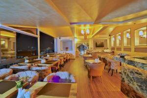 Um restaurante ou outro lugar para comer em Hotel Perula & SPA