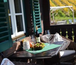 ガムリッツにあるKnappenhof Gamlitzのワイン1本とワイングラスを用意したテーブル