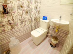 アレッピーにあるHotel A J Parkのトイレと洗面台付きのバスルーム