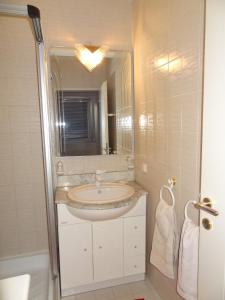 uma casa de banho com um lavatório e um espelho em Your Home In Vienna em Viena