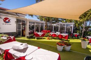 A restaurant or other place to eat at Villa Barbara...a 100 passi dal mare!!!!