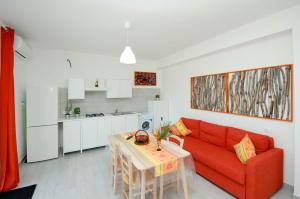 A kitchen or kitchenette at Villa Barbara...a 100 passi dal mare!!!!