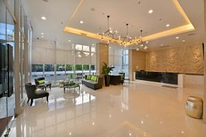 Posezení v ubytování Whiz Prime Hotel Basuki Rahmat Malang
