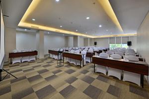 Konferenční prostory v ubytování Whiz Prime Hotel Basuki Rahmat Malang + 16 fotografií