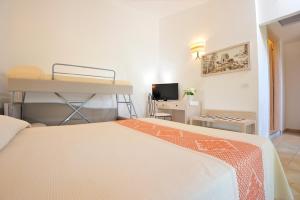 Ένα ή περισσότερα κρεβάτια σε δωμάτιο στο Hotel Baia Del Porto +54 φωτογραφίες