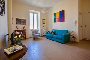 een woonkamer met een blauwe bank en een tafel bij RomaAmor in Rome