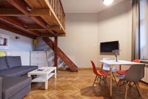 sala de estar con sofá y mesa en PlayHouse Apartments, en Cracovia