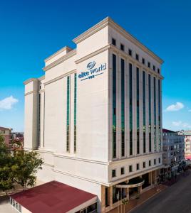 un edificio con un cartel en el costado en Elite World Van en Van