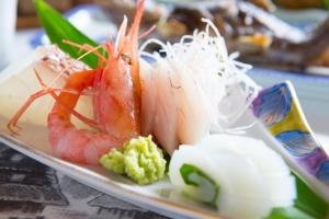 a plate of food with shrimp and other foods at Gokasanso in Nanto