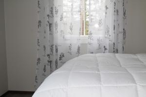 En eller flere senge i et værelse på Lake Cottage Koivuniemi