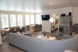 TV a/nebo společenská místnost v ubytování Lake Cottage Koivuniemi