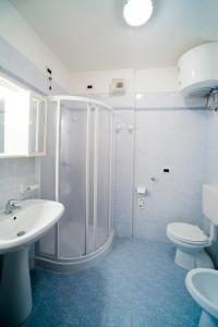 une salle de bains avec douche, lavabo et toilettes dans l'établissement Auriga del Sole, à Bibione 68 autres photos