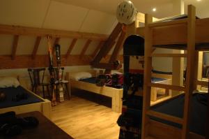 ヘールレンにあるGroepsaccommodatie In den Hofの二段ベッド2台とスノーボードが備わる客室です。