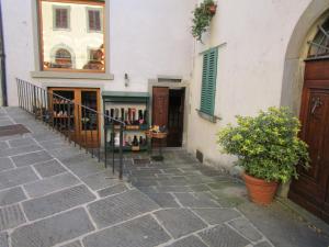 a building with a door and a potted plant at Appartamento Da Loreno in Cutigliano