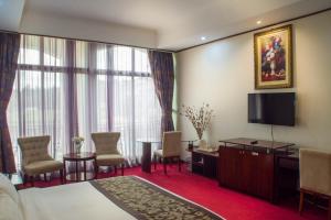 Televiisor ja/või meelelahutuskeskus majutusasutuses Lake View Resort Hotel