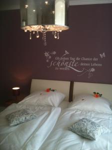 Ein Bett oder Betten in einem Zimmer der Unterkunft Gästehaus Graul