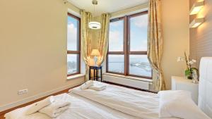 Tempat tidur dalam kamar di Dom & House - Apartamenty Sea Towers