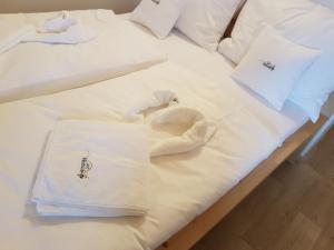 Posteľ alebo postele v izbe v ubytovaní Rodinný wellness hotel U Langrů