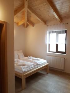 Posteľ alebo postele v izbe v ubytovaní Rodinný wellness hotel U Langrů
