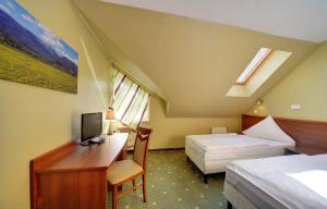 A bed or beds in a room at Hotel Belweder - przy hotelu Golebiewski