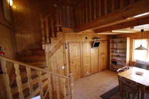 カンデレダにあるEl Paso de las Cigüeñasの木造キャビン内の階段付きの広い客室です。