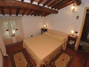CastelvecchioにあるFabulous Holiday Home in Capannori with Poolのベッドルーム1室(ベッド1台、ナイトスタンド2台付)