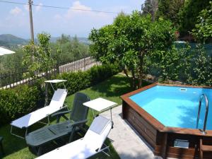 CastelvecchioにあるFabulous Holiday Home in Capannori with Poolのスイミングプール(椅子2脚、テーブル、テーブル付)