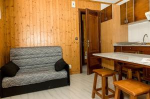 - une cuisine avec une table et une chaise dans la chambre dans l'établissement Viviendas de Uso Turístico, à Porto do Son