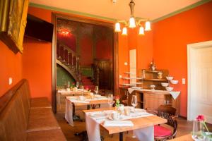 Ein Restaurant oder anderes Speiselokal in der Unterkunft Pension VILLA KLEINE WARTBURG 
