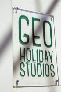 キパリシアにあるGeo Holiday Studiosの壁掛けのホリデースタジオ