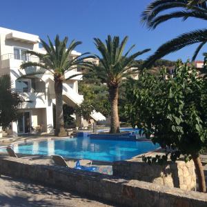 Bazén v ubytovaní Maria Suites alebo v jeho blízkosti