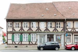 een zwarte auto geparkeerd voor een gebouw bij Ferienwohnung Wolfenbüttel in Wolfenbüttel