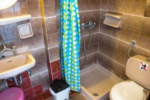 Un baño con ducha, inodoro y lavabo. en Hotel Tarsanas, en Pythagoreio 35 fotos más