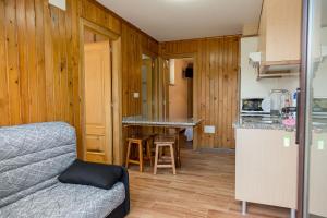 a small room with a bed and a kitchen at Viviendas de Uso Turístico in Porto do Son
