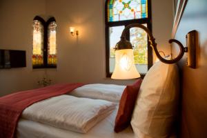 Ein Bett oder Betten in einem Zimmer der Unterkunft Pension VILLA KLEINE WARTBURG