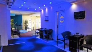 TV a/nebo společenská místnost v ubytování 9 Queens Spa Hotel