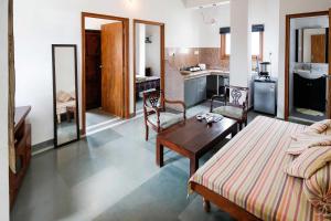 烏代浦的住宿－銀月哈維公寓，客厅配有沙发和桌子