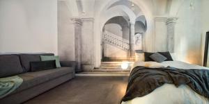 ヴォゲーラにあるSuite Vogue Sforzaのリビングルーム(ベッド1台、ソファ付)