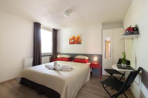 Apart Hotel Het Veerse Meer tesisinde bir odada yatak veya yataklar