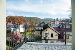 ein Balkon mit Blick auf die Stadt in der Unterkunft Pension VILLA KLEINE WARTBURG in Eisenach
