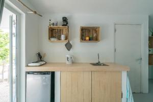 Η κουζίνα ή μικρή κουζίνα στο Tropical Breeze "Dushi Bida"