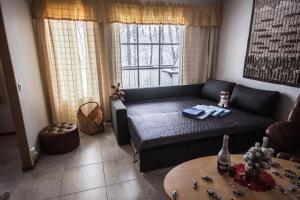 Un pat sau paturi într-o cameră la Lomavekarit Apartments