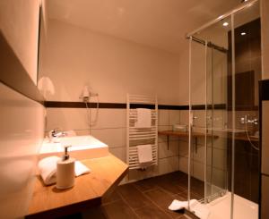 A bathroom at Sterzinger Posthotel