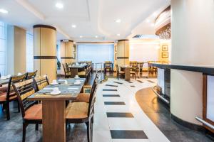A restaurant or other place to eat at GH Galeria Hotel