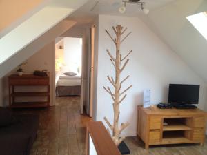 ein Wohnzimmer mit einem Baum an der Wand in der Unterkunft Le Clos Pen Kear in Plouarzel