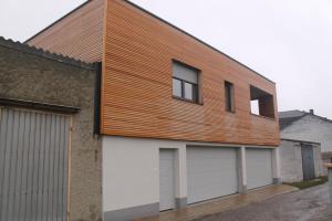 dom z drewnianym dachem i garażem w obiekcie Ferienhaus in Jois w mieście Jois